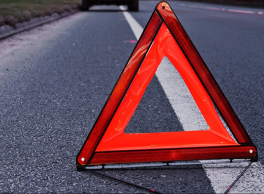 У Ніжині водій не впорався з керуванням та в'їхав у гараж: пасажира госпіталізували  фото