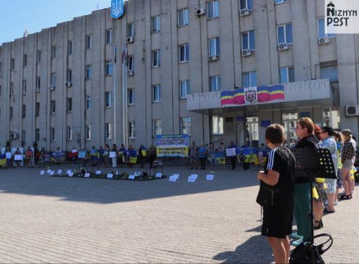 Чекаємо і віримо: у Ніжині відбулася мирна акція на підтримку полонених і зниклих безвісти захисників фото