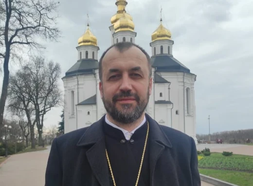 Ніжинець Сергій Чутченко власноруч шиє священицькі ризи фото