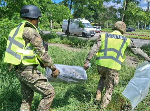 У центрі Києва біля дороги поліцейські вилучили бойову частину російського дрона  фото