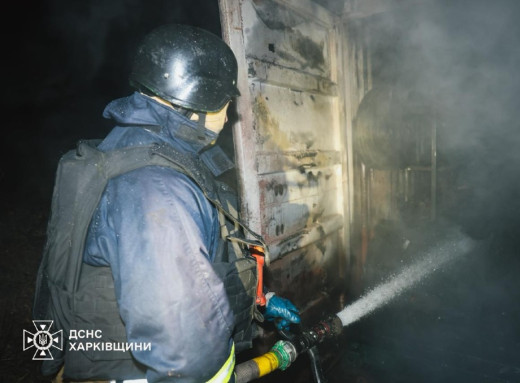 Нічна атака дронів на Харківщині: зруйновано будівлі та поранено рятувальників фото