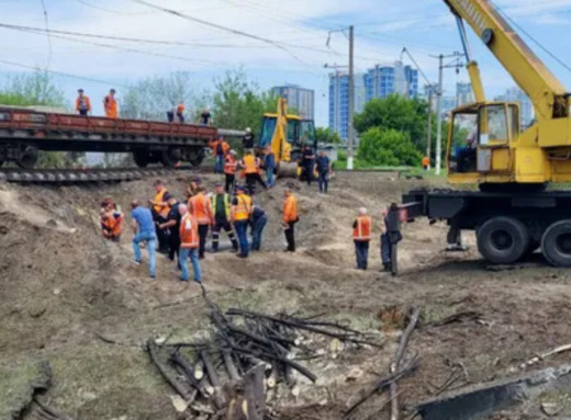 Глибока вирва та обгорілі дерева: наслідки прильоту по залізниці в Києві фото Глибока вирва та обгорілі дерева: наслідки прильоту по залізниці в Києві фото