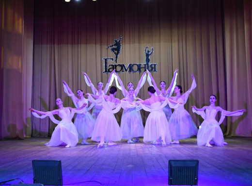 У Ніжині ансамбль «Гармонія» відзначив 20-річчя яскравим концертом фото