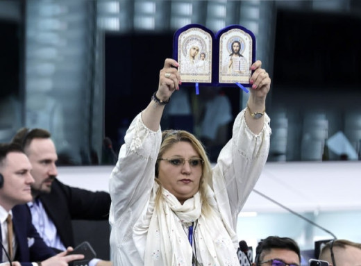 Румунську євродепутатку Шошоаке можуть направити на психіатричну експертизу фото