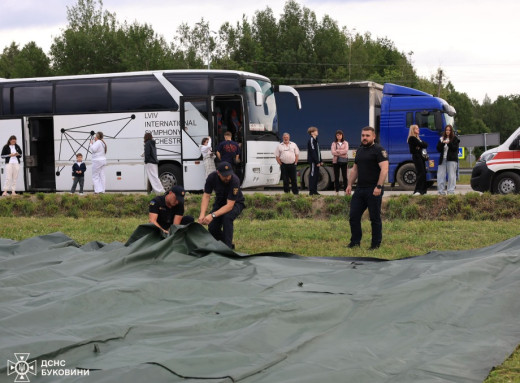 На кордоні через черги автобусів розгорнули Пункт незламності фото