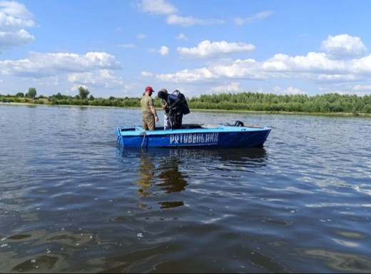 На Чернігівщині з Десни дістали тіло жінки, яка зникла чотири дні тому під час купання фото На Чернігівщині з Десни дістали тіло жінки, яка зникла чотири дні тому під час купання фото