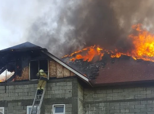 Через російські обстріли на Чернігівщині згоріло два будинки фото