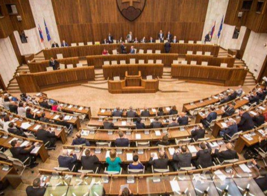 Парламент Словаччини відмовився засудити атаку російських дронів на територію Польщі фото Парламент Словаччини відмовився засудити атаку російських дронів на територію Польщі фото