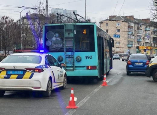 ДТП у Чернігові: зіштовхнулися тролейбус і позашляховик (Фотофакт) фото