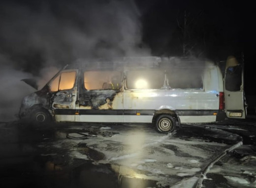 У Мені загорівся автобус, який віз пасажирів фото