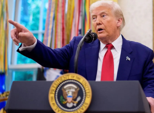 Трамп опинився в комічній ситуації під час спілкування з журналістами фото Трамп опинився в комічній ситуації під час спілкування з журналістами фото