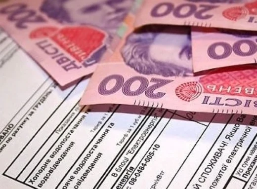 Українцям масово блокують банківські картки через борги по комуналці: подробиці фото