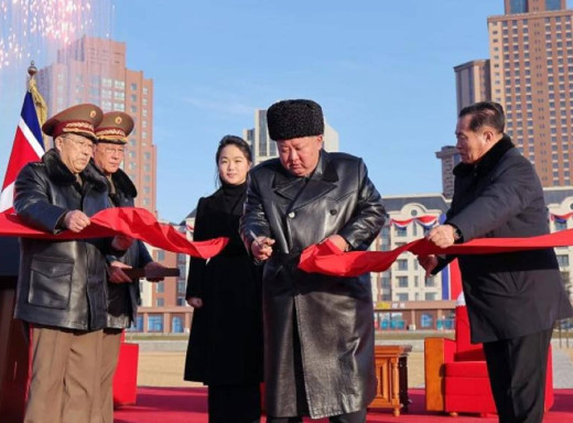 Кім Чен Ин відкрив житло для родин військових КНДР, які загинули на війні росії проти України фото