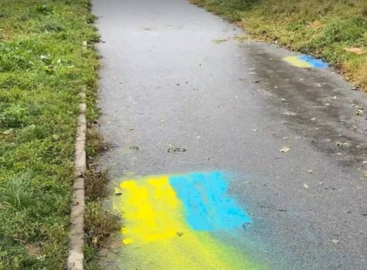 У Празі розмалювали українськими прапорами будинок спікера Окамури, який наказав зняти стяг України фото