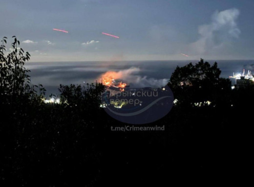 У російському Туапсе після атаки дрона спалахнула пожежа фото