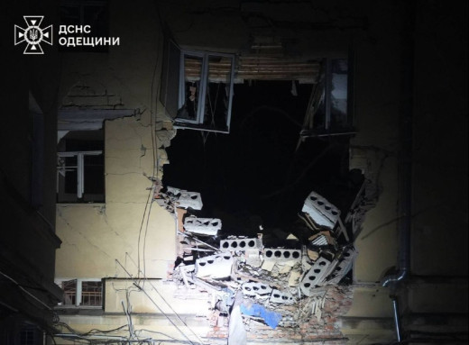 Вночі росіяни масовано атакували Одесу, під завалами шукають людей фото