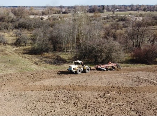 На Чернігівщині у полі підірвався трактор: що відомо фото
