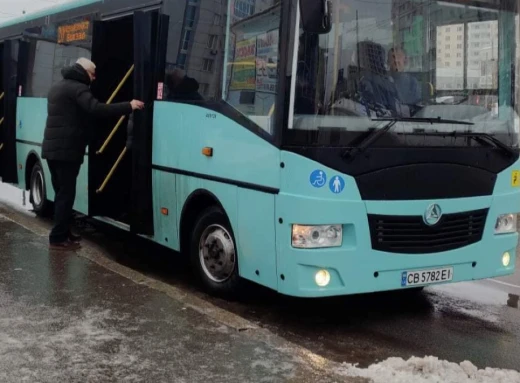 У Чернігові чоловік випав з автобуса: яка причина? фото