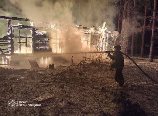 Росіяни атакували житловий будинок на Чернігівщині: поранень зазнав 26-річний чоловік фото