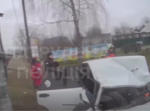 На Чернігівщині патрульні та рятувальники деблокували водія після ДТП фото