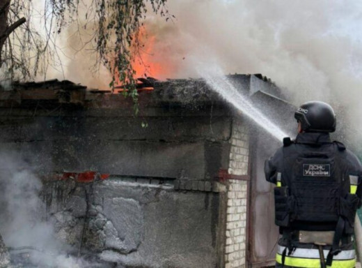 На Чернігівщині через падіння ворожого БпЛА горів гараж фото