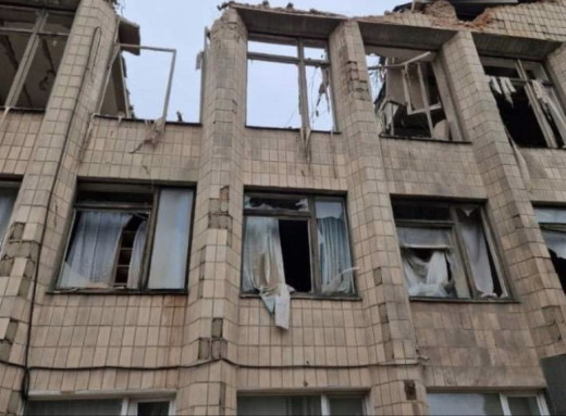 Росіяни влучили у подвір’я будівлі Семенівської міської ради: обстріли Чернігівщини фото Росіяни влучили у подвір’я будівлі Семенівської міської ради: обстріли Чернігівщини фото