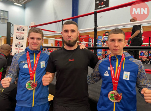 Ніжинські кікбоксери вибороли два «золота» на Чемпіонаті світу у Вельсі фото
