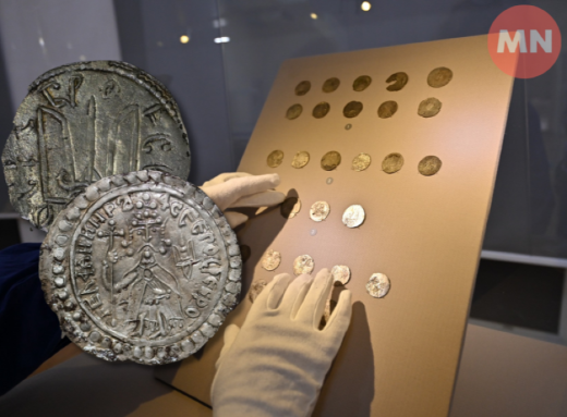 Монети з Ніжинського скарбу показують у Національному музеї історії України фото