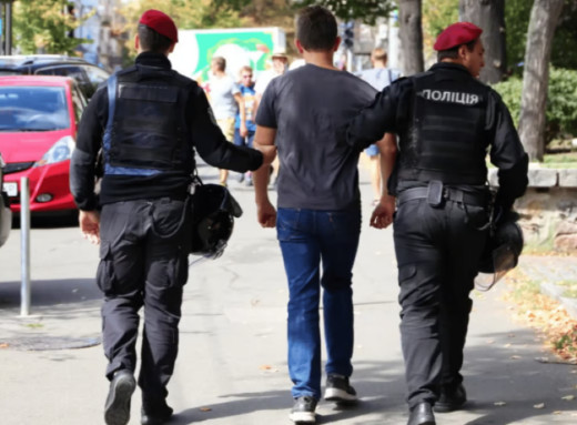 У Чернігові патрульні затримали чоловіка: його доставили в ТЦК фото У Чернігові патрульні затримали чоловіка: його доставили в ТЦК фото