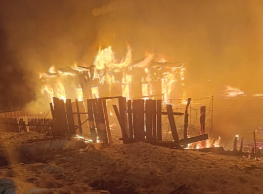 Російські безпілотники атакували село на Чернігівщині: знищено будинок, виникли пожежі фото