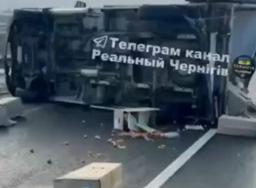 На Чернігівщині перекинулася вантажівка з яйцями: водій заснув за кремом фото