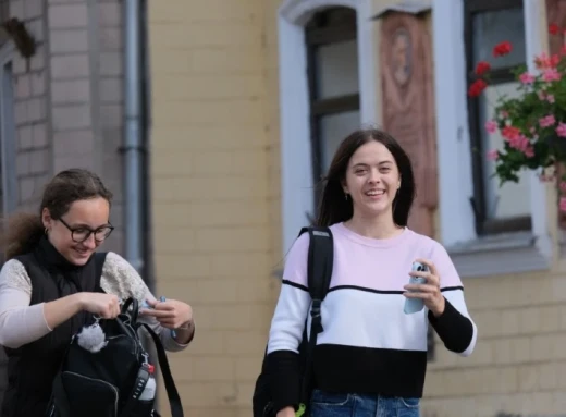 Фоторепортаж усміхнених людей на вулицях Ніжина фото