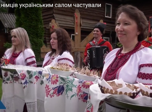 Як ічнянці пригощали німців українським салом - Відео фото Як ічнянці пригощали німців українським салом - Відео фото