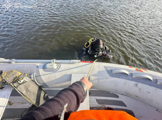 На Чернігівщині сапери дістали з річки уламки ворожого безпілотника фото