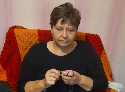 На Чернігівщині незряча жінка вʼяже шкарпетки для наших воїнів  фото