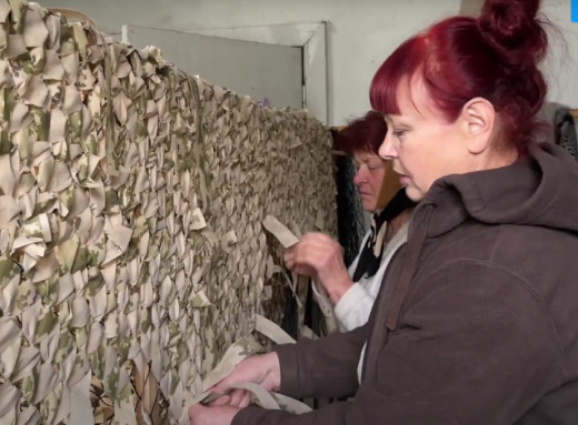 Плетуть величезні маскувальні сітки: як волонтерять жінки в селі на Чернігівщині  - Відео фото