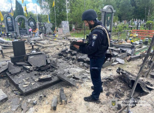 Поранено двоє людей: подробиці атаки росіян по кладовищу у Сновську фото