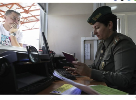 Білорусь більше не випускає росіян із забороною на виїзд після повісток фото