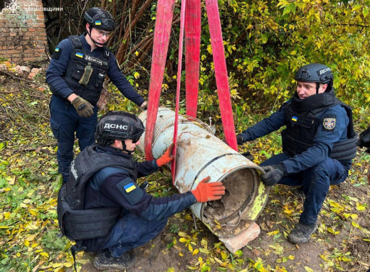 На Чернігівщині піротехніки знешкодили бойову частину ракети «Іскандер-К» фото