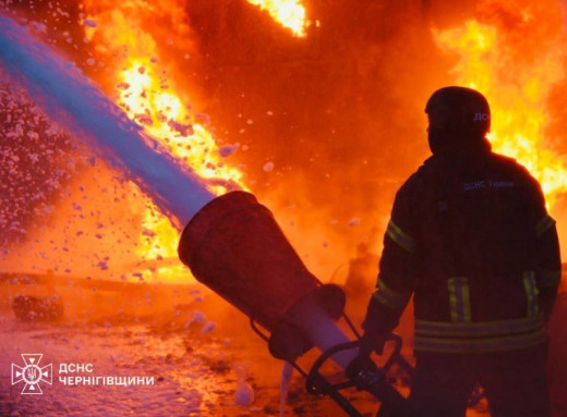 Нічна атака дронами спричинила пожежу та масові відключення світла у Чернігові фото