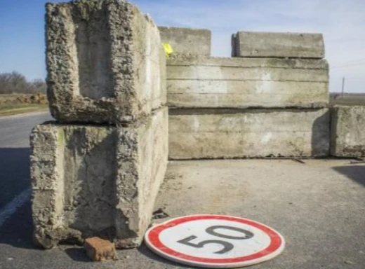 ДТП на Чернігівщині: водій в’їхав у бетонні блоки на колишньому блокпосту фото
