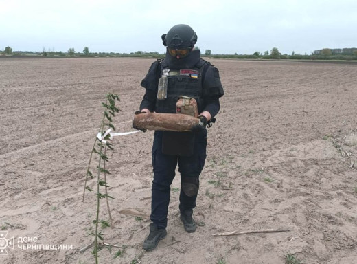 На Чернігівщині сапери виявили та знищили вибухонебезпечні предмети, серед них — авіаційна бомба фото На Чернігівщині сапери виявили та знищили вибухонебезпечні предмети, серед них — авіаційна бомба фото