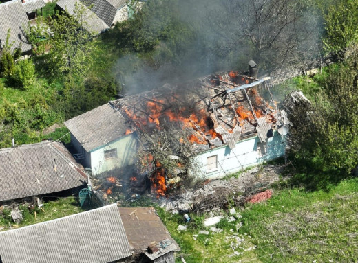 Пошкоджені шість житлових будинків та адмінприміщення міської ради: росіяни обстріляли Чернігівщину фото Пошкоджені шість житлових будинків та адмінприміщення міської ради: росіяни обстріляли Чернігівщину фото