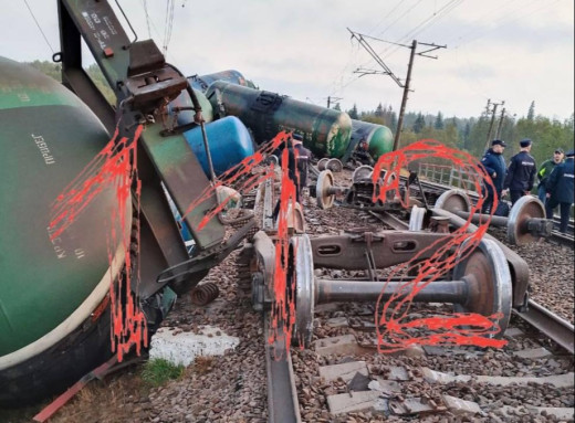 У Ленінградській області рф зійшов з рейок поїзд із військовим вантажем після підриву колії фото