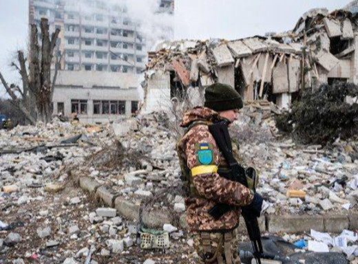 Макрон припустив, що мир в Україні може бути досягнутий до 2027 року фото