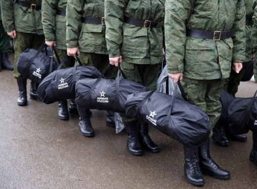 У росії запровадили цілорічний призов і залучатимуть резервістів для охорони НПЗ фото У росії запровадили цілорічний призов і залучатимуть резервістів для охорони НПЗ фото