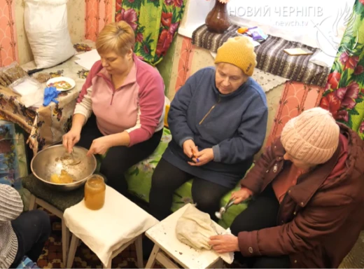 Плетуть сітки, в’яжуть шкарпетки та готують смаколики: допомога ЗСУ від пенсіонерів Чернігівщини фото