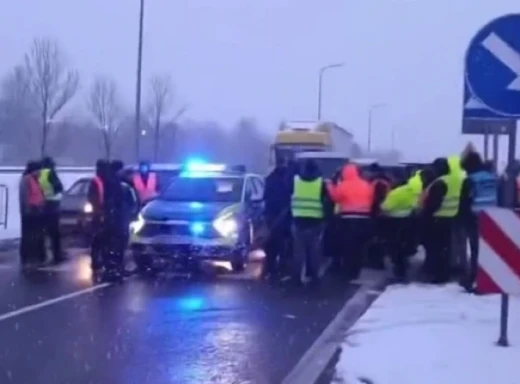 Українські водії на знак протесту почали блокувати дороги у Польші (Фото) фото