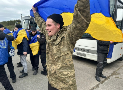 Другий етап обміну з полону повернулися ще 300 військових і двоє цивільних фото