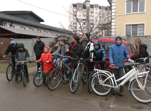 У Чернігові для багатодітної родини волонтери передали 13 велосипедів фото